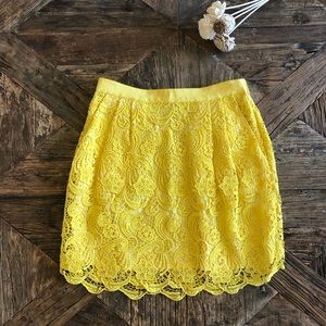 Yellow mini skirt, with pockets!
